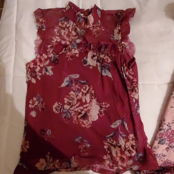 2 sleeveless blouses. No boundaries. Size M - Picture 3 of 5